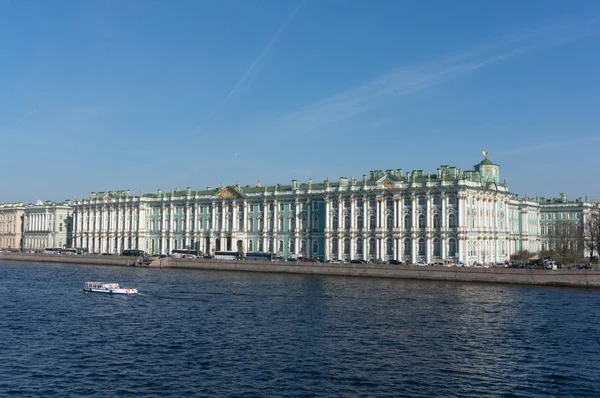 Pałac zimowy w słoneczny letni dzień. Petersburgu. Rosja. — Zdjęcie stockowe