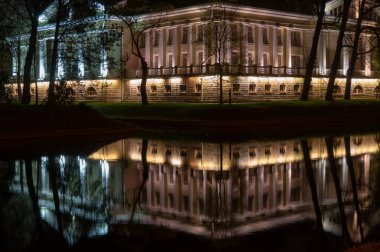 Nehre yansıyan ışıklarla aydınlatılan güzel bina