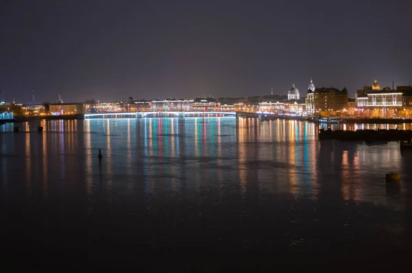 Vista panorâmica noturna do rio Neva iluminado e da Ponte Tuchkov, São Petersburgo, Rússia — Fotografia de Stock