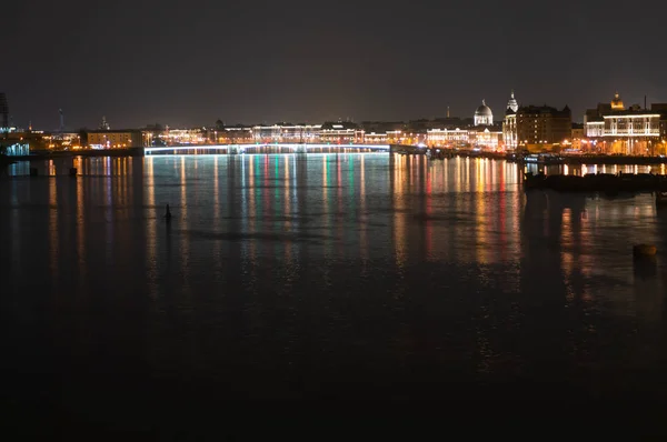 Night panoramic view of illuminated Neva River and Tuchkov Bridge, Saint Petersburg, Russia — Stock Photo, Image