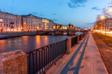 Lomonosov Köprüsü, Rusya'nın St. Petersburg şehrindeki Fontanka Nehri'nin karşısında. 18. yüzyılda inşa tarihi kuleli hareketli köprü,