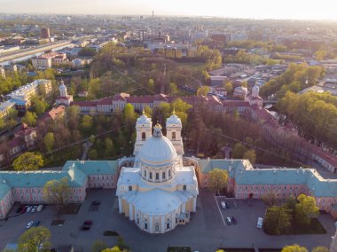 St. Petersburg Panoraması. Rusya. Şehir merkezi. St. Petersburg'daki Alexander Nevsky Lavra Manastırı'na aeral görünümü. Kutsal Teslis Katedrali