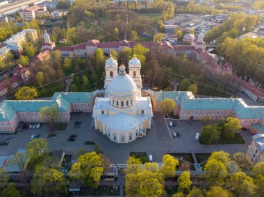 St. Petersburg Panoraması. Rusya. Şehir merkezi. St. Petersburg'daki Alexander Nevsky Lavra Manastırı'na aeral görünümü. Kutsal Teslis Katedrali