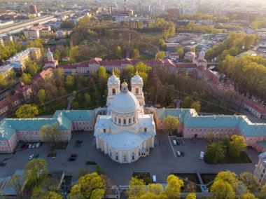 St. Petersburg Panoraması. Rusya. Şehir merkezi. St. Petersburg'daki Alexander Nevsky Lavra Manastırı'na aeral görünümü. Kutsal Teslis Katedrali