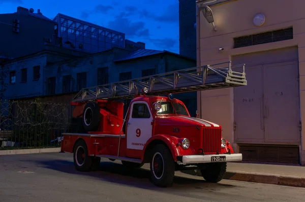 Antiguo camión de bomberos retro antiguo en San Petersburgo. Rusia . — Foto de Stock