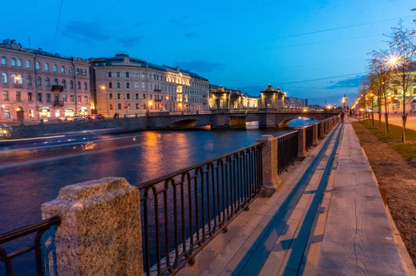 Ponte Lomonosov do outro lado do rio Fontanka em São Petersburgo, Rússia. Ponte móvel torrada histórica, construída no século XVIII — Fotografia de Stock