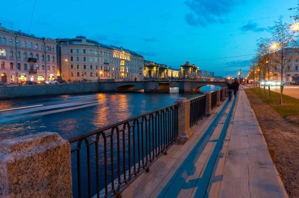 Ponte Lomonosov do outro lado do rio Fontanka em São Petersburgo, Rússia. Ponte móvel torrada histórica, construída no século XVIII — Fotografia de Stock