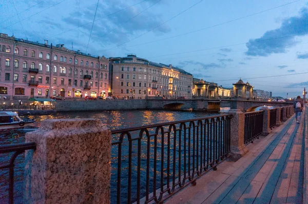 Ponte Lomonosov do outro lado do rio Fontanka em São Petersburgo, Rússia. Ponte móvel torrada histórica, construída no século XVIII — Fotografia de Stock