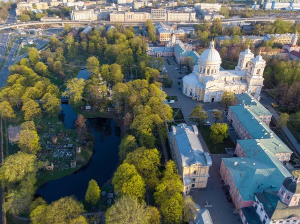 Panorama de São Petersburgo. A Rússia. Centro da cidade. Vista para o Mosteiro Alexander Nevsky Lavra em São Petersburgo, Rússia. Catedral da Santíssima Trindade — Fotografia de Stock