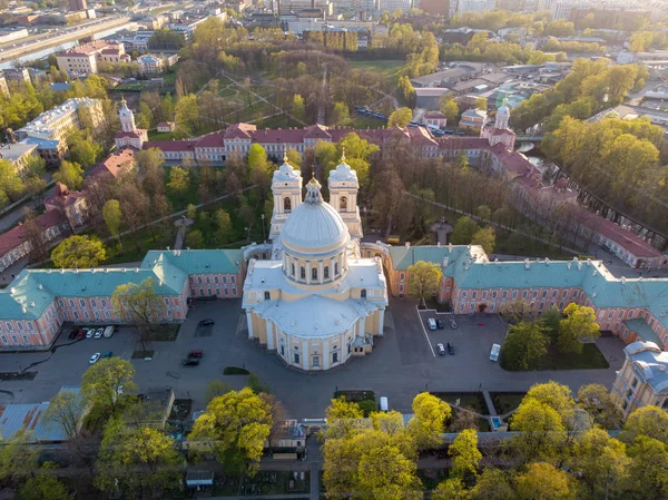 Panorama de São Petersburgo. A Rússia. Centro da cidade. Vista para o Mosteiro Alexander Nevsky Lavra em São Petersburgo, Rússia. Catedral da Santíssima Trindade — Fotografia de Stock