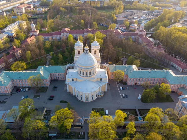 Panorama de São Petersburgo. A Rússia. Centro da cidade. Vista para o Mosteiro Alexander Nevsky Lavra em São Petersburgo, Rússia. Catedral da Santíssima Trindade — Fotografia de Stock