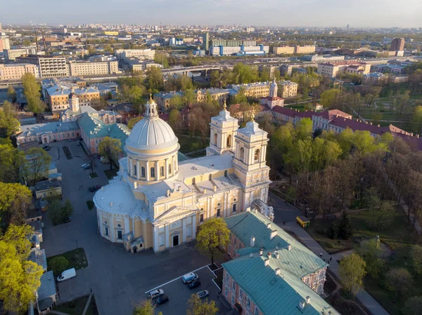Panorama de São Petersburgo. A Rússia. Centro da cidade. Vista para o Mosteiro Alexander Nevsky Lavra em São Petersburgo, Rússia. Catedral da Santíssima Trindade — Fotografia de Stock