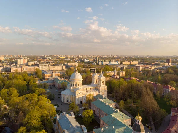 Panorama de São Petersburgo. A Rússia. Centro da cidade. Vista para o Mosteiro Alexander Nevsky Lavra em São Petersburgo, Rússia. Catedral da Santíssima Trindade — Fotografia de Stock