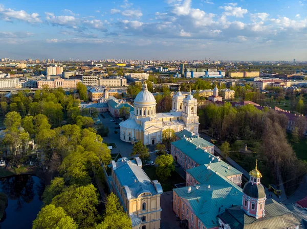 Πανόραμα της Αγίας Πετρούπολης. Ρωσία. Στο κέντρο της πόλης. Με θέα το Μοναστήρι Αλεξάντερ Νέφσκι Λαυρα στην Αγία Πετρούπολη της Ρωσίας. Καθεδρικός Ναός Αγίας Τριάδας — Φωτογραφία Αρχείου
