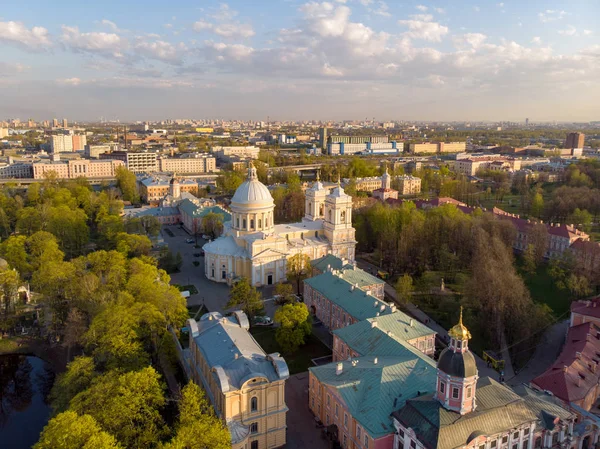 Panorama de São Petersburgo. A Rússia. Centro da cidade. Vista para o Mosteiro Alexander Nevsky Lavra em São Petersburgo, Rússia. Catedral da Santíssima Trindade — Fotografia de Stock