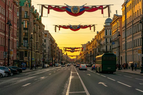 Nevsky Prospect está se preparando para a manifestação do Dia de Maio em São Petersburgo, Rússia. Rua central da cidade . — Fotografia de Stock