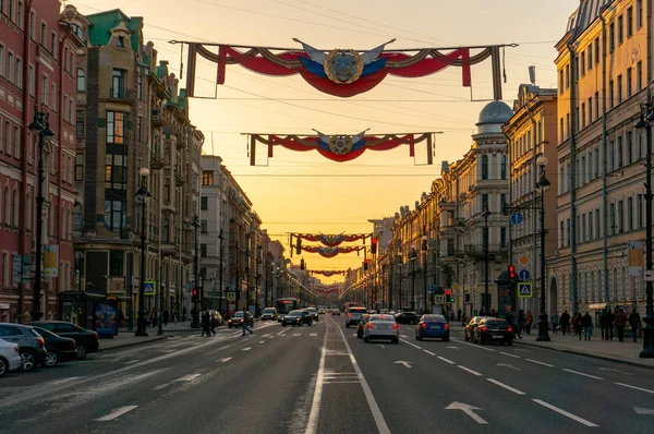 Nevsky Prospect está se preparando para a manifestação do Dia de Maio em São Petersburgo, Rússia. Rua central da cidade . — Fotografia de Stock
