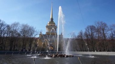 St. Petersburg'daki Amirallik binasının ana girişindeki çeşme. İnsanlar etrafta dolaşıyor.