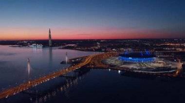 Saint-Petersburg, Rusya. Bir bahar akşamı gece çok renkli ışıklar ile aydınlatılan stadyum havadan manzarası.