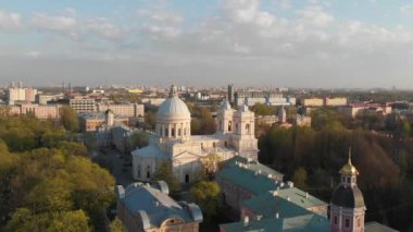 St. Petersburg Panoraması. Rusya. Şehir merkezi. St. Petersburg'daki Alexander Nevsky Lavra Manastırı'na aeral görünümü. Kutsal Teslis Katedrali