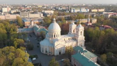 St. Petersburg Panoraması. Rusya. Şehir merkezi. St. Petersburg'daki Alexander Nevsky Lavra Manastırı'na aeral görünümü. Kutsal Teslis Katedrali