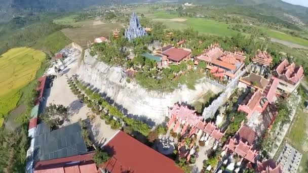 Pomalý Pohyb Panoramatický Pohled Kopcovité Venkovské Krajiny Buddhistické Střechy Chrámu — Stock video