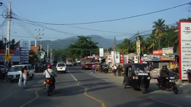 Traffico stradale in una delle città dello Sri Lanka — Video Stock