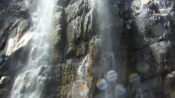 Feche a vista em tempo real da bela cachoeira — Vídeo de Stock