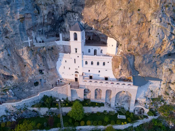 Monasterio de Ostrog es un monasterio de la Iglesia Ortodoxa Serbia situado contra una roca casi vertical de Ostroska Greda, Montenegro, Europa. Está dedicado a San Basilio de Ostrog . —  Fotos de Stock