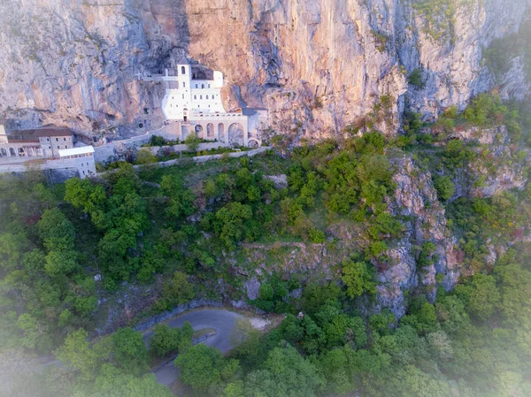 Monasterio de Ostrog es un monasterio de la Iglesia Ortodoxa Serbia situado contra una roca casi vertical de Ostroska Greda, Montenegro, Europa. Está dedicado a San Basilio de Ostrog . —  Fotos de Stock