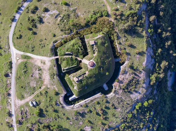 Thurmfort Gorazda kale duvarları ve dış duvarları ve iç binalar ile geniş açı görünümü. Karadağ — Stok fotoğraf