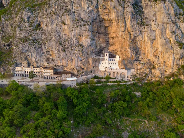 Monasterio de Ostrog es un monasterio de la Iglesia Ortodoxa Serbia situado contra una roca casi vertical de Ostroska Greda, Montenegro, Europa. Está dedicado a San Basilio de Ostrog . Imagen de stock