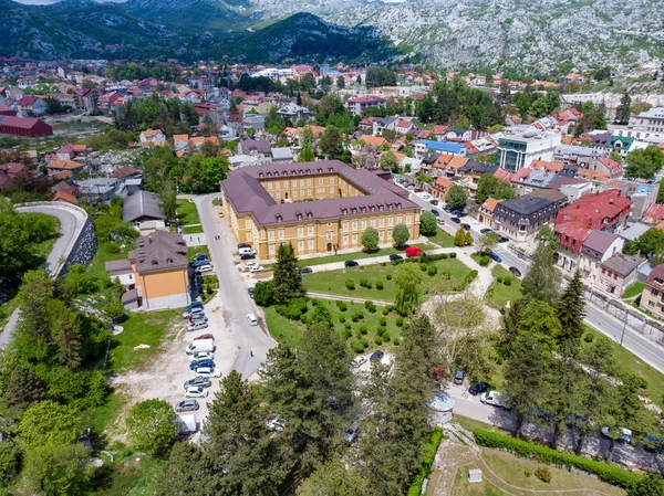 Cetinje, Montenegro. Utsikt från ovan av National Museum Landmark i staden Cetinje, Montenegro Stockbild