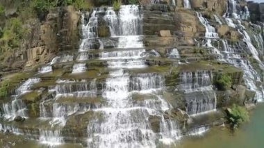 Amazing Pongour Şelalesi ünlü ve Vietnam sonbaharın en güzel. Dalat şehrinden çok uzak olmayan tahmini 50 Km. Dalat, Vietnam.