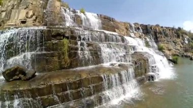 Amazing Pongour Şelalesi ünlü ve Vietnam sonbaharın en güzel. Dalat şehrinden çok uzak olmayan tahmini 50 Km. Dalat, Vietnam.