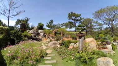 Çiçekli çalılar ve gevezelik dere ile çiçektar