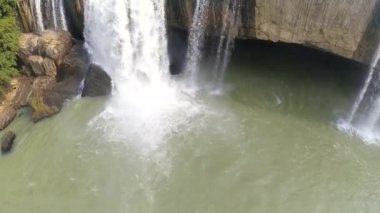 Dray Nur şelalesi, Orta Dağlık, Vietnam yavaş çekim görünümü. Bir quadcopter havadan çekim.