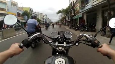 Bir sokak veya kırsal yolda bir motosiklet, motosiklet veya scooter binici arkasından bakış açısı video, Vietnam