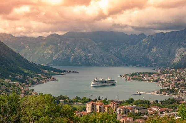 Bucht von Kotor aus der Höhe. Blick vom Lovcen-Berg auf die Bucht. Blick von der Aussichtsplattform auf den Berg Lovcen. Berge und Bucht in Montenegro. Das Schiff in der Nähe der Altstadt von Kotor. — Stockfoto