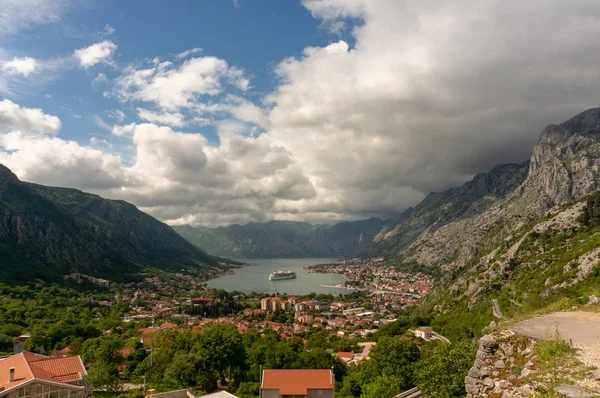 Bay of Kotor from the heights. View from Mount Lovcen to the bay. View down from the observation platform on the mountain Lovcen. Mountains and bay in Montenegro. The liner near the old town of Kotor. — Stock Photo, Image