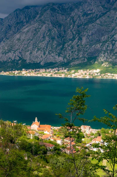 Κόλπος του Kotor από τα ύψη. Θέα από το βουνό Lovcen στον κόλπο. Θέα κάτω από την πλατφόρμα παρατήρησης στο βουνό Lovcen. Βουνά και κόλπος στο Μαυροβούνιο. Το πλοίο κοντά στην παλιά πόλη του Κοτόρ. — Φωτογραφία Αρχείου