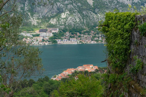 Bahía de Kotor desde las alturas. Vista desde el Monte Lovcen hasta la bahía. Vista desde la plataforma de observación en la montaña Lovcen. Montañas y bahía en Montenegro. El transatlántico cerca del casco antiguo de Kotor. — Foto de Stock