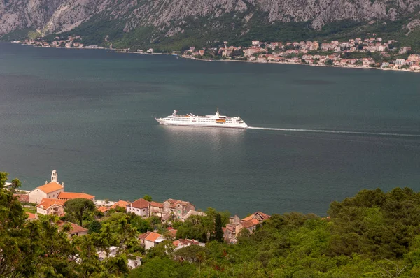 Bucht von Kotor aus der Höhe. Blick vom Lovcen-Berg auf die Bucht. Blick von der Aussichtsplattform auf den Berg Lovcen. Berge und Bucht in Montenegro. Das Schiff in der Nähe der Altstadt von Kotor. — Stockfoto