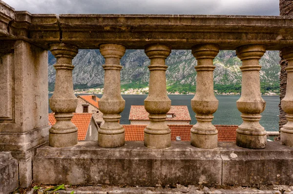 Bay of Kotor from the heights. View from Mount Lovcen to the bay. View down from the observation platform on the mountain Lovcen. Mountains and bay in Montenegro. The liner near the old town of Kotor. — Stock Photo, Image