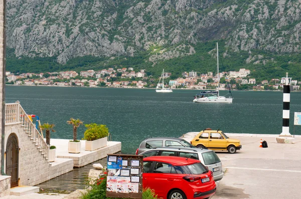 Κόλπος του Kotor από τα ύψη. Θέα από το βουνό Lovcen στον κόλπο. Θέα κάτω από την πλατφόρμα παρατήρησης στο βουνό Lovcen. Βουνά και κόλπος στο Μαυροβούνιο. Το πλοίο κοντά στην παλιά πόλη του Κοτόρ. — Φωτογραφία Αρχείου