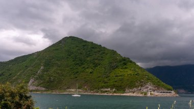 Arka plan dağlarda koyda yalnız yat yelken.