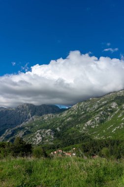 Gün batımı dağ zirveleri gökyüzü panoraması. Dağ zirveleri gün batımı manzarası. Dağ günbatımı gökyüzü bulutları