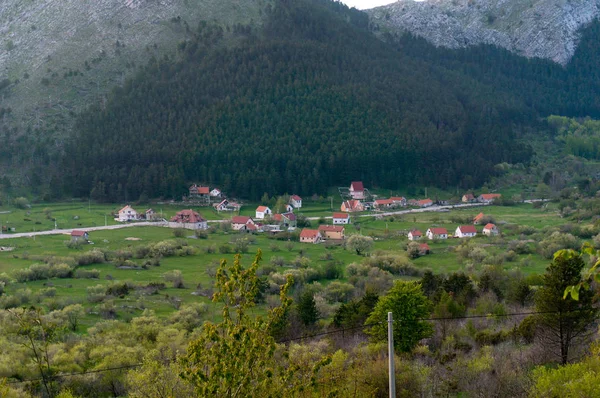 Bella vista delle case tradizionali nel terreno montagnoso in Montenegro . — Foto Stock