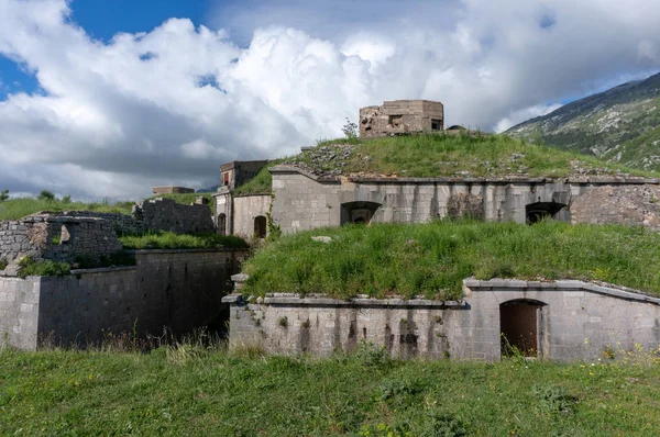 Fortaleza de Thurmfort Gorazda amplia vista angular con paredes y paredes exteriores y edificios interiores. Montenegro . Fotos de stock