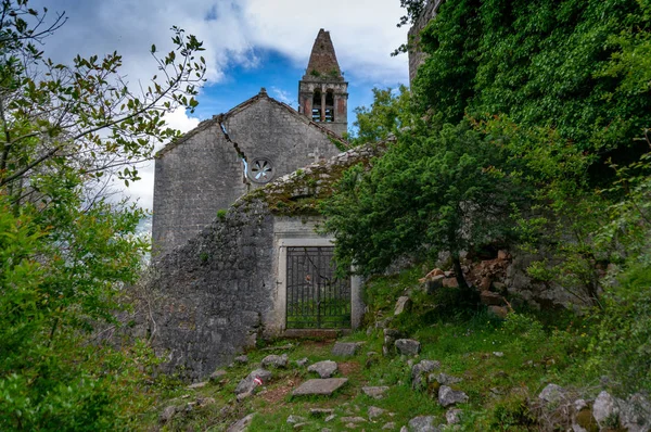 Las ruinas de una antigua iglesia católica abandonada Stara Zupna Crkva en el Monte Vrmac, la ciudad de Prcanj, la Bahía de Kotor, Montenegro . Imágenes de stock libres de derechos